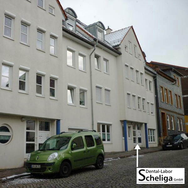 Straßenansicht des hellen Mehrfamilienhauses in der Cosmarstraße 13a in Gotha, in dem sich das Dental-Labor Scheliga befindet.